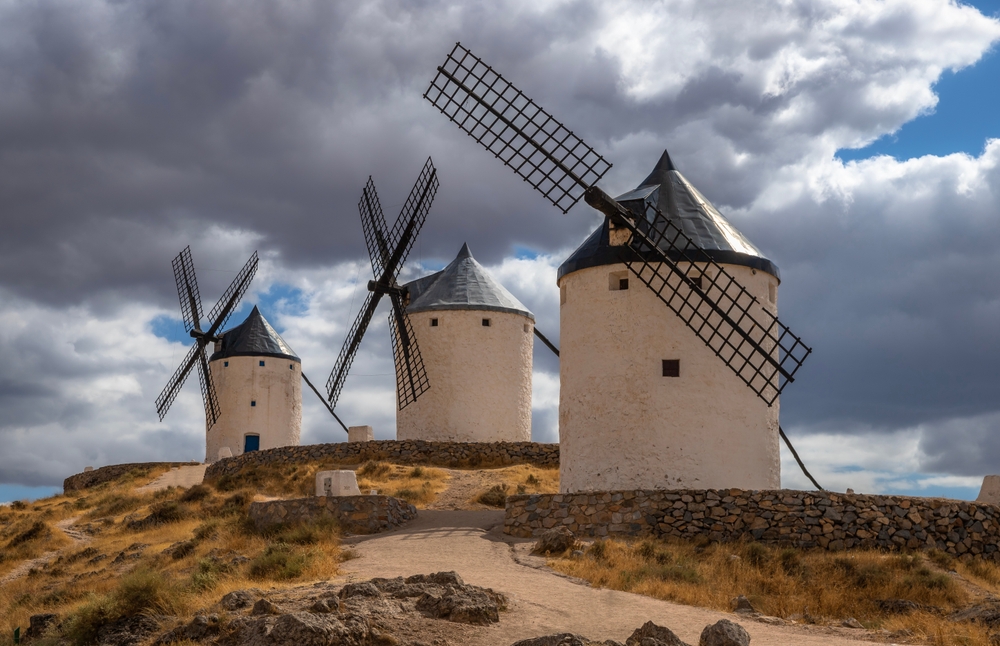 Molinos de viento en la Ruta de Don Quijote cerca de Almonacid de Toledo