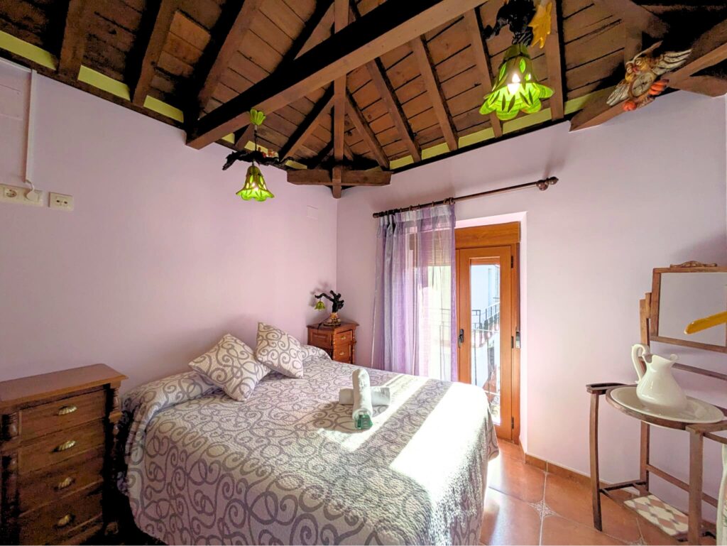 Habitación rústica con cama y decoración de madera.
