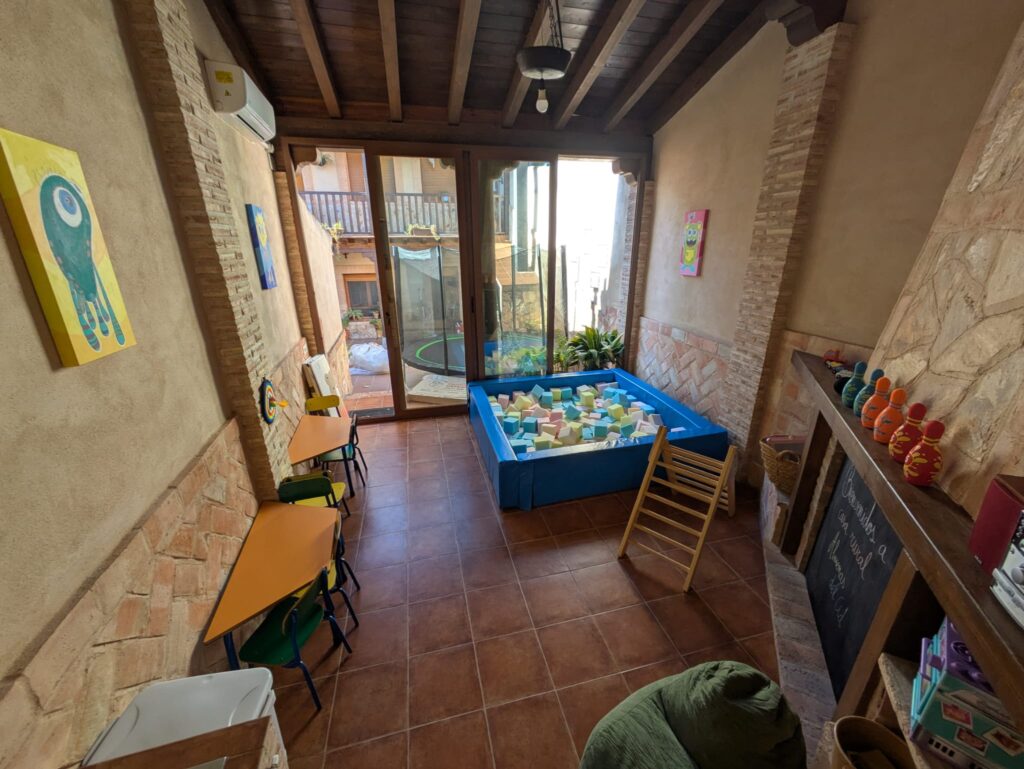 Sala de juegos infantil con piscina de bolas.