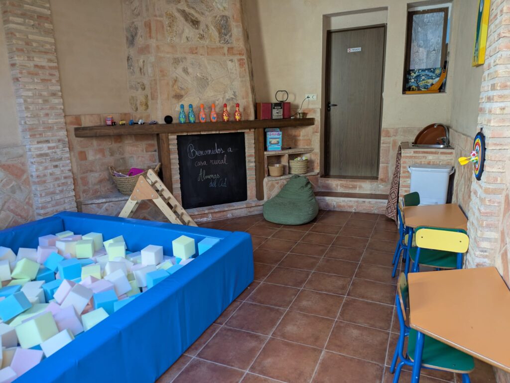 Sala de juegos infantil en casa rural.